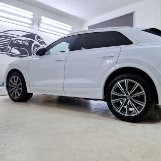 Audi Q8 v bílé perleti – kompletně vyčištěná, chráněná a připravená zářit! Tahle kráska prošla kompletním detailingem: ✅...