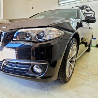 BMW 5 Mytí ➝ chemická + mechanická dekontaminace ➝ one-step leštění ➝ GYEON Q²M CeramicDetailer ➝ interiér: hloubkové...