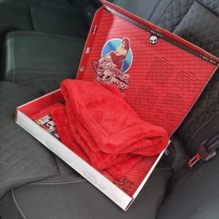 „Už žádné kapky, konec škrábancům. 💧“ Seznam se s Nuke Guys Gamma Dryer XXL – sušícím ručníkem, který díky 1400 GSM a...